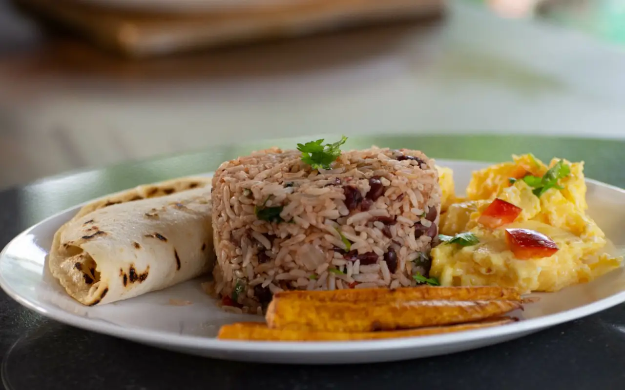 Gallo pinto, casado