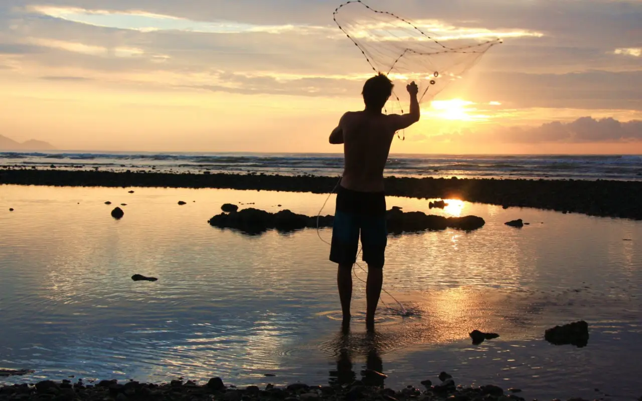 Pécheur au Costa Rica au moment du coucher de soleil 