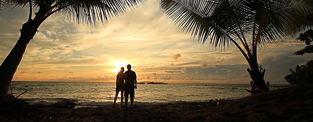 Couple au moment du couché de soleil sur une plage au Costa Rica 