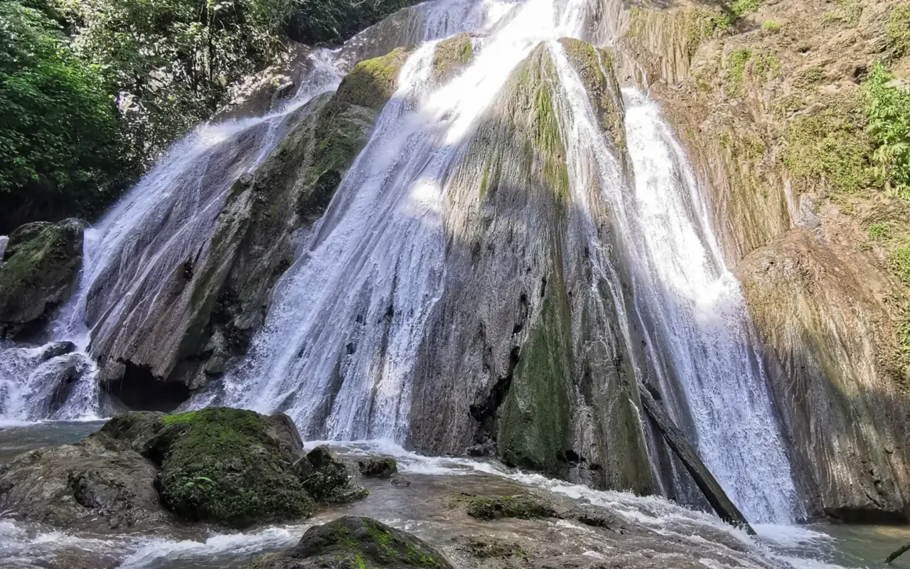 Vue de la superbe cascade de la réserve de Karen Mogensen au sud de la Péninsule de Nicoya au Costa Rica