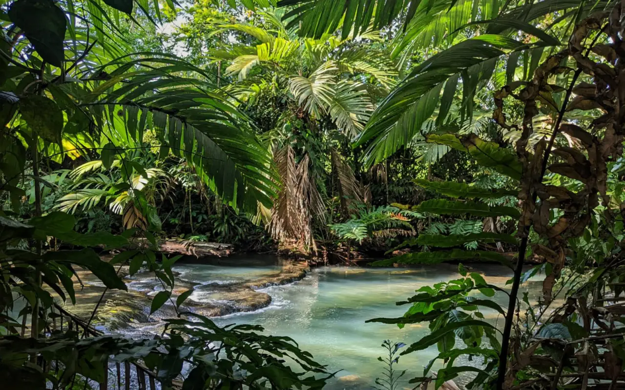 Buenos Aires, rivière cascade de la région, volcan du nord