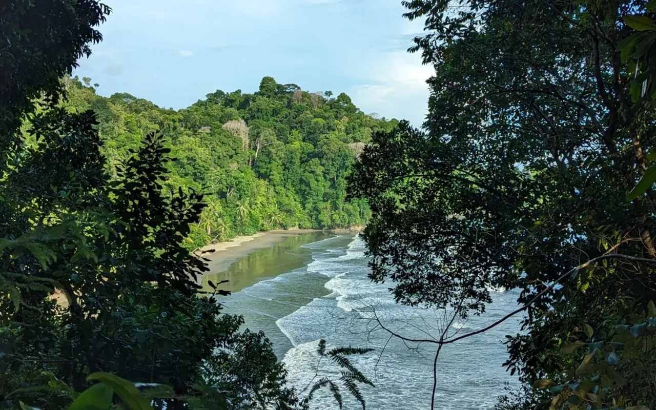 Plage accessible depuis le Cusinga Lodge