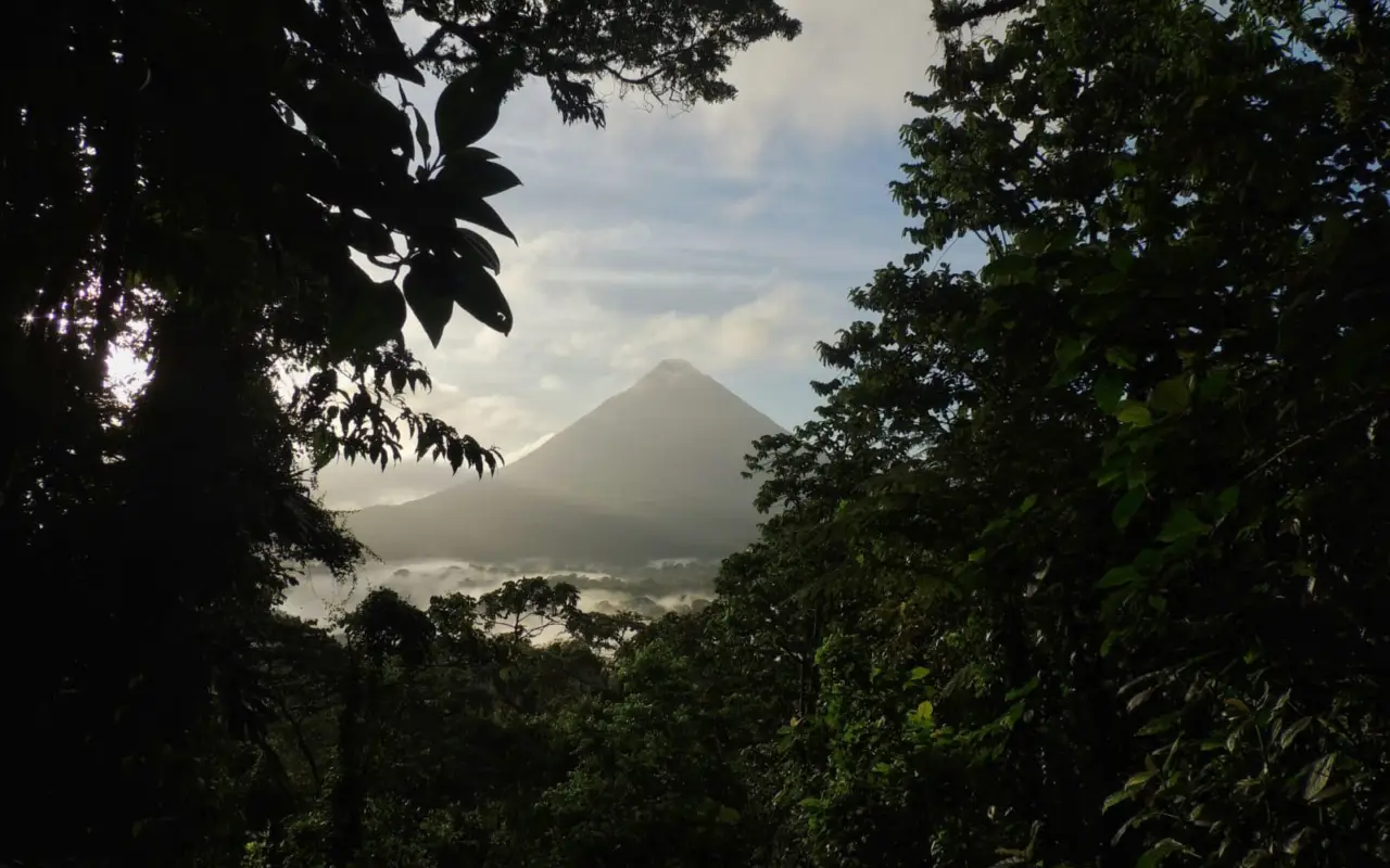 Volcan Arenal vu des ponts suspendus